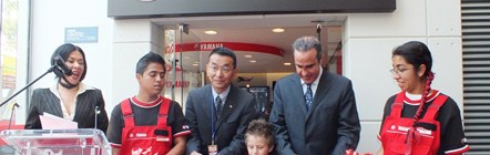 El Sr. Yoshihiko Takahashi, Presidente de Yamaha Motor de México y Xavier López Ancona, Presidente de KidZania, en el corte de listón del Taller de Motocicletas de Yamaha Motor de Mexico en KidZania Cuicuilco.