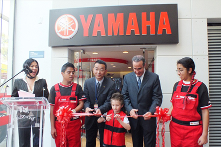 El Sr. Yoshihiko Takahashi, Presidente de Yamaha Motor de México y Xavier López Ancona, Presidente de KidZania, en el corte de listón del Taller de Motocicletas de Yamaha Motor de Mexico en KidZania Cuicuilco.
