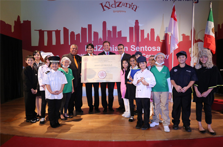 Kids joined by (From left) YM Tunku Dato’ Ahmad Burhanuddin, Managing Director and Chief Executive Officer of Themed Attractions and Resorts Sdn Bhd; Tunku Ali Redhauddin ibni Tuanku Muhriz, Director of Themed Attractions and Resorts Sdn Bhd; Mike Barclay, Chief Executive Officer of Sentosa Development Corporation; and Xavier López Ancona, President and Chief Executive Officer of KidZania with the ‘Grant of Privilege’.