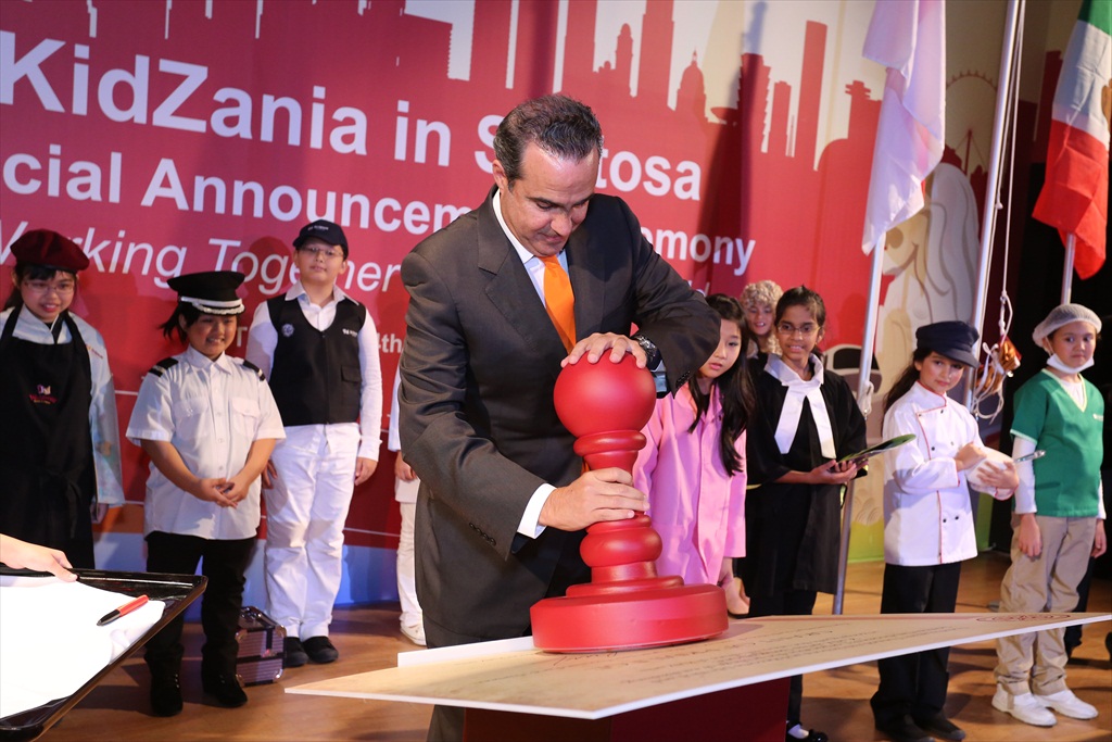 Xavier López Ancona, President and CEO of KidZania stamping his seal of approval on the 'Grant of Privilege'