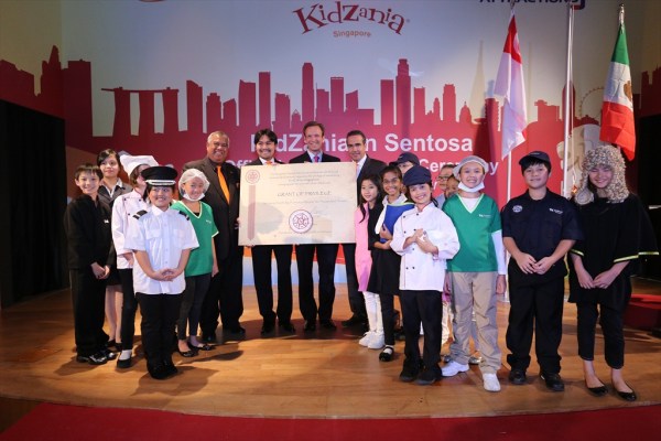 Kids joined by (From left) YM Tunku Dato’ Ahmad Burhanuddin, Managing Director and Chief Executive Officer of Themed Attractions and Resorts Sdn Bhd; Tunku Ali Redhauddin ibni Tuanku Muhriz, Director of Themed Attractions and Resorts Sdn Bhd; Mike Barclay, Chief Executive Officer of Sentosa Development Corporation; and Xavier López Ancona, President and Chief Executive Officer of KidZania with the ‘Grant of Privilege’. Kids joined by (From left) YM Tunku Dato’ Ahmad Burhanuddin, Managing Director and Chief Executive Officer of Themed Attractions and Resorts Sdn Bhd; Tunku Ali Redhauddin ibni Tuanku Muhriz, Director of Themed Attractions and Resorts Sdn Bhd; Mike Barclay, Chief Executive Officer of Sentosa Development Corporation; and Xavier López Ancona, President and Chief Executive Officer of KidZania with the ‘Grant of Privilege’.