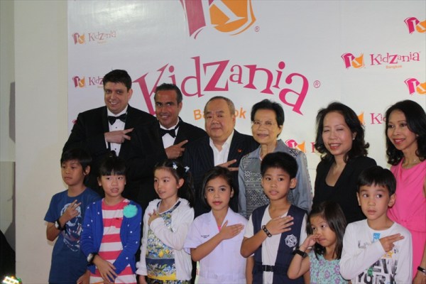KidZania Bangkok From left to right: Mr. Scott Schubert (Governor of KidZania Thailand), Mr. Xavier López Ancona (President of KidZania), Mr. David Salim (Chairman of Kids Edutainment Holdings Thailand Co. Ltd.), Khunying Jada Watthanasiritham (Chairwoman of Siam Paragon Development Group)