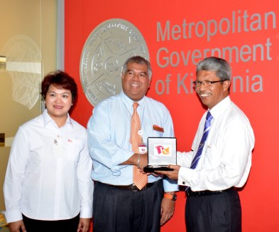Presenting the ‘key’ to the city of KidZania Kuala Lumpur: (L-R) Pn Susanah Abdul Rani, General Manager and Mayor of KidZania Kuala Lumpur; Y.M. Tunku Dato’ Ahmad Burhanuddin, Managing Director and CEO of Themed Attractions and Resorts Sdn Bhd and Governor of KidZania Malaysia; YBhg.Tan Sri Dr. Mohd Shukor Mahfar, Chief Executive Officer, Lembaga Hasil Dalam Negeri Malaysia.