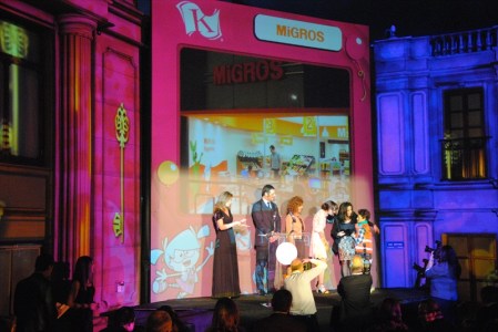 Kids dressed in role-play uniforms gave the "Key to the City" to all the Industry Partner representatives.